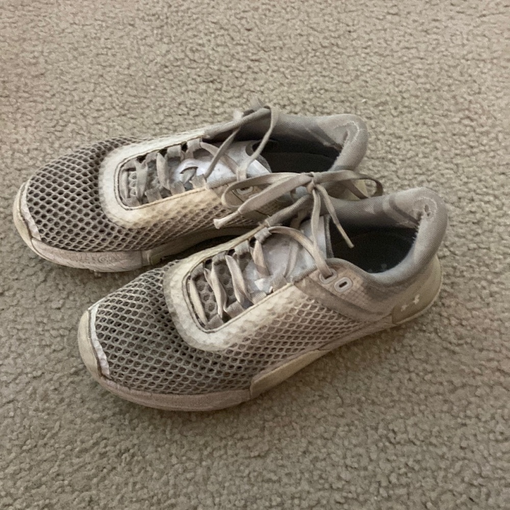 White sneakers very used! Size womens 8
